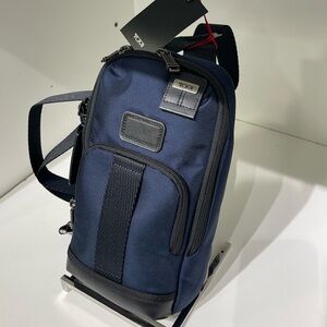 (new+tag) Tumi Fife men’s sling pack navy blue